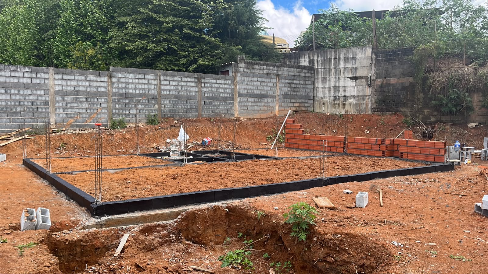 Obra chalé em execução pela Poieli em São Roque