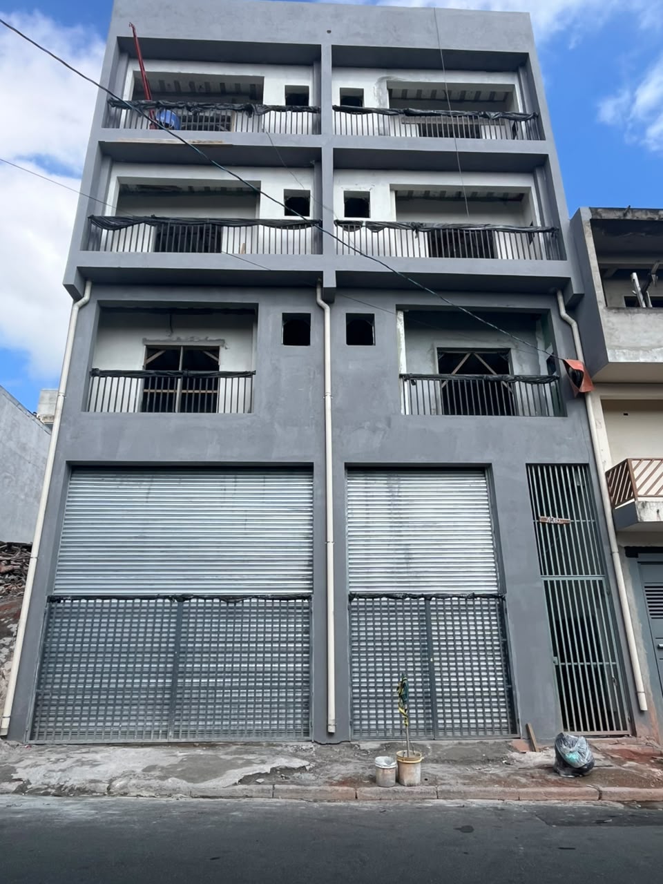 Edifício com 12 apartamentos em fase de acabamentos em Carapicuíba